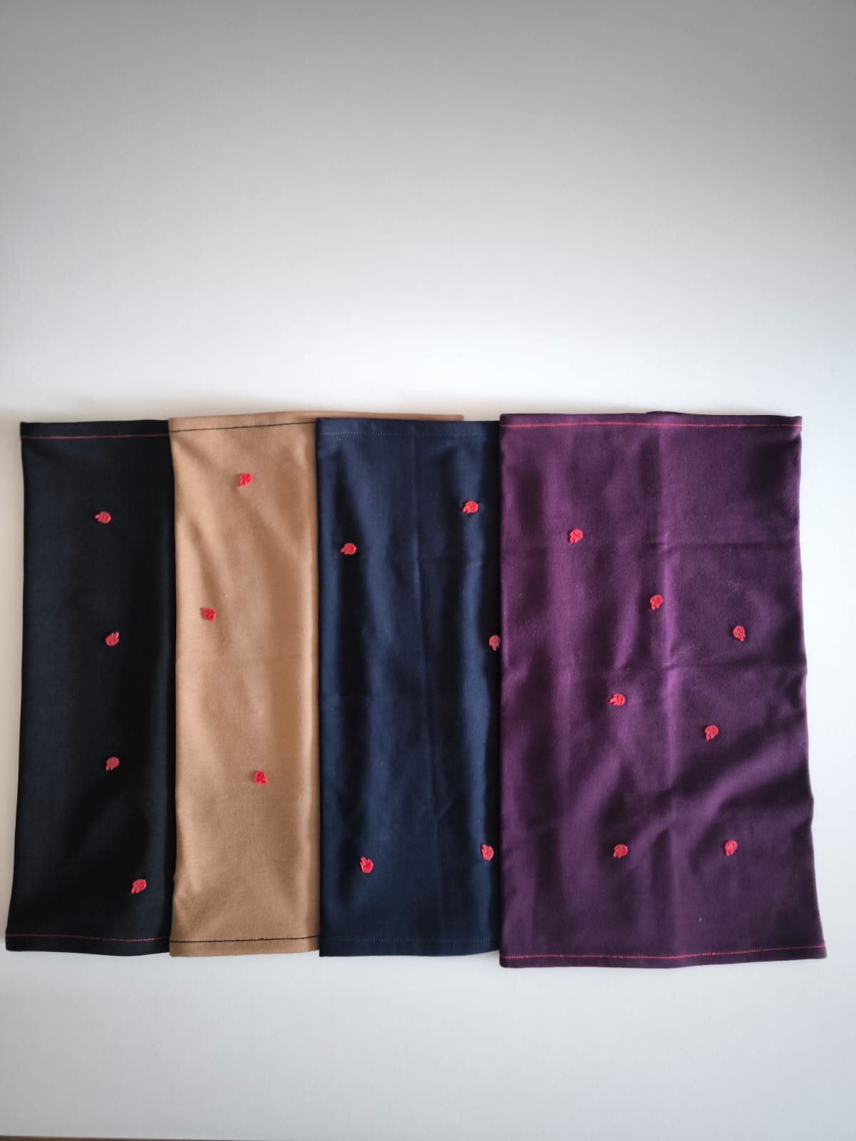 Bragas-bandana en negro, beige, azul marino y lila, con llamas rojas de Estilo Cortafuegos