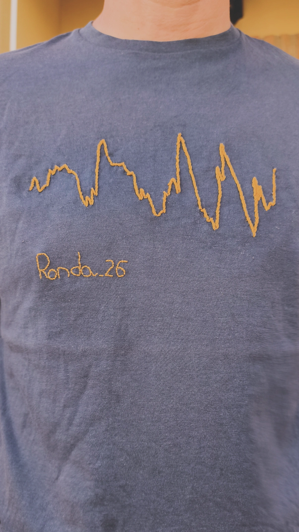 Camiseta con un perfil de carrera bordado en amarillo
