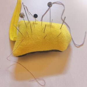 Alfiletero amarillo de upcycling con bolsillo y lazada