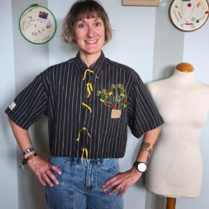 Olaya con una camisa de upcycling bordada a mano